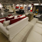 Interior de un centro de Ikea.-