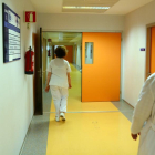 Personal sanitario en los pasillos de Santa Bárbara.-Álvaro Martínez