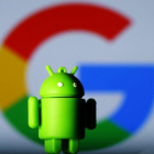 Google y Android en una figura 3D.-REUTERS