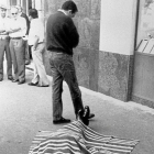 López Represa, de espaldas, tras el asesinato. EFE-