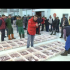 Negociación entre pescador y personal de  Gadisa en la Lonja de La Coruña, donde la compañía gallega es la principal compradora.-E.M