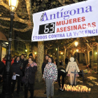 Las velas en la plaza de San Esteban recordaron a las 64 víctimas mortales contabilizadas por Antígona, la última ayer en la provincia de Huesca.-VALENTÍN GUISANDE