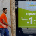 Anuncio de hipotecas en una oficina del BBVA en Madrid.-EL PERIÓDICO
