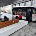 Uno de los autobuses urbanos en la parada de Mariano Granados.-ÁLVARO MARTÍNEZ