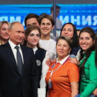 Putin, junto a un grupo de voluntarios tras el programa.-EFE / MICHAEL KLIMENTYEV