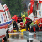 Los equipos de rescate polacos asisten a una persona alcanzada por la tormenta eléctrica en Zakopane, este jueves.-AFP / PIOTR KORCZAK