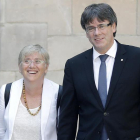 El presidente de la Generalitat, Carles Puigdemont (d) y la consellera de Educación, Clara Ponsati (i) llegan a la reunión semanal del Govern el pasado martes.-EFE