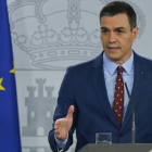 El presidente del Gobierno, Pedro Sánchez, tras comunicar al Rey la composición del Gobierno de coalición.-EFE / PACO CAMPOS