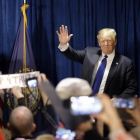 Donald Trump celebra su victoria en las primarias de New Hampshire.-AP / DAVID GOLDMAN