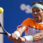 Rafael Nadal devuelve la pelota a Nicolás Almagro, este miércoles, en el Barcelona Open Banc Sabadell 2017.-JORDI COTRINA