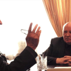 Werner Herzog y Mijaíl Gorbachov, en un fotograma del documental Meeting Gorbachev-