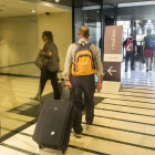 Turistas llegando y saliendo de un hotel de la Rambla, días después del atentado.-JOAN PUIG