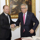 El presidente de la Unión Europea, Jean-Claude Juncker (d), firma el libro de visitas junto al primer ministro de Malta, Joseph Muscat (i), en el Castillo de Auberge en Valeta (Malta) este 11 de enero del 2017.-DOMENIC AQUILINA / EFE