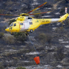 Helicóptero en labores de extinción en la provincia de Soria, en una imagen de archivo. / V. G.-
