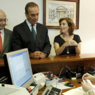 Agosto 2011: erl portavoz del PSOE José Antonio Alonso, centro, entre los portavoces del PP Cristobal Montoro y Soraya Sáenz de Santamaría.-JOSE LUIS ROCA