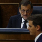 El líder de Cs, Albert Rivera, pasa por delante del presidente del Gobierno, Mariano Rajoy, en el Congreso de los Diputados.-AGUSTIN CATALAN