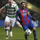 Messi volvió loco a Brown durante todo el partido y decidió el encuentro en favor del Barça.-AP / SCOTT HEPPELL