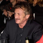 Sean Penn, en la subasta solidaria que ha promovido Madonna para recaudar fondos para el hospital de Malawi. Este jueves en Miami Beach (Florida).-JEFF KRAVITZ
