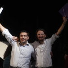 Alexis Tsipras y Pablo Iglesias durante el acto de clausura de la Asamblea Ciudadana de Podemos de noviembre.-Foto: AGUSTÍN CATALAN