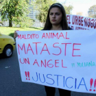 Un grupo de personas protesta por la la violación y asesinato de una niña en Bogotá.-EFE