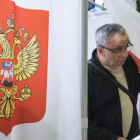 Un hombre sale de un centro de votación para las elecciones parlamentarias rusas, en la embajada de Rusia en Vilna, este domingo.-AP / MINDAUGAS KULBIS