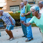 Un grupo de pensionistas juega a petanca en un parque de Barcelona.-ALBERT BERTRAN