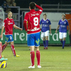 Natalio y Juanjo esperan a que el Guadalajara termine de celebrar un gol para sacar de centro. / ÁREA 11-
