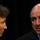 Berezovsky (derecha) junto a la mujer del exespía envenenado Alexander Litvinenko, en Londres, el 3 de abril del 2007. /-REUTERS/ KIERAN DOHERTY