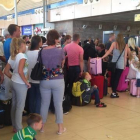 Turistas británicos hacen cola para realizar el 'check in', en el aeropuerto de Sharm al Sheij, este viernes.-AP / THOMAS HARTWELL