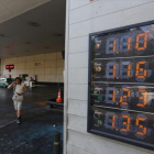 Precios de los carburantes expuestos en una gasolinera.-DANNY CAMINAL