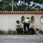 Oficiales de la Policía Municipal de Sucre se protegen durante enfrentamientos entre manifestantes y civiles no identificados.-EFE