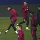 Los jugadores del Atlético se ejercitan en el último entrenamiento antes de la semifinal.-KIKO HUESCA / EFE