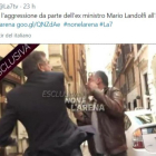 Mario Landolfi, un exministro de Silvio Berlusconi da una bofetada al periodista Danilo Lupo mientras le entrevistaba.-EL PERIÓDICO
