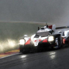Fernando Alonso conduce el Toyota en Spa.-EFE / JAMES MOY