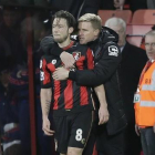 El entrenador del Bournemouth, Eddie Howe, abraza a Harry Arter tras sustituirle durante el partido contra el Manchester United.-AP / TIM IRELAND