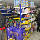 Una de las tiendas de juguetes que hay en Soria, estos días abarrotadas de ‘deseos’. / VALENTÍN GUISANDE-