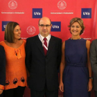 La ministra de Agricultura, Isabel García Tejerina, junto al rector de la UVa, Daniel Miguel, la delegada del Gobierno, María José Salgueiro; la consejera de Agricultura, Milagros Marcos; el presidente de la Diputación, Jesús Julio Carnero; el alcalde de -Ical