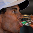 Rafael Nadal bebe agua durante el sorteo de la eliminatoria de Copa Davis contra la India.-AFP / CHANDAN KHANNA