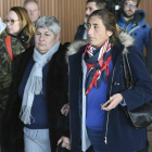 La madre y la hermana de Emiliano Sala, a la llegada al Reino Unido.-PA