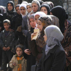 Mujeres de Yarmuk esperan la entrega de ayuda humanitaria.-Foto: HANDOUT / REUTERS