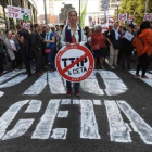 Una mujer sostiene una señal contra el CETA en una protesta en Bruselas el pasado mes de septiembre.-AFP