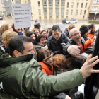 Un grupo de personas intenta acceder al Pleno de la Diputación del 14 de diciembre de 2012 por la entrada principal.-VALENTÍN GUISANDE