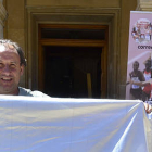 Fermín Cacho posa junto a la bandera de Soria frente al Ayuntamiento capitalino. / ÁLVARO MARTÍNEZ-