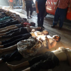 Una fila de cuerpos de supuestas víctimas del ataque con armas químicas.-AP
