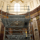 Imagen del andamio instalado en la capilla para la restauración. / JAVIER SOLÉ-
