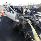 Estado en el que quedó el turismo implicado en el accidente de ayer en La Omeñaca. / VALENTÍN GUISANDE-