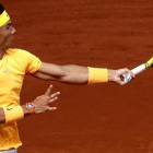 Nadal dispara con su potente zurda, en el partido ante Schwartzmann-KIKO HUESCA / EFE