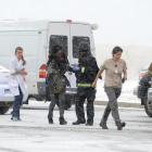Las personas que se encontraban en la clínica abortista salen escoltadas tras el tiroteo en Colorado Springs.-AP / DANIEL OWEN