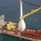 Un barco colocando uno de los pilares construidos por Iberdrola.-REUTERS/CHRIS RADBURN