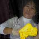 Una trabajadora del hogar durante su jornada laboral, en una foto de archivo.-JOAN CORTADELLAS (EL PERIÓDICO)
